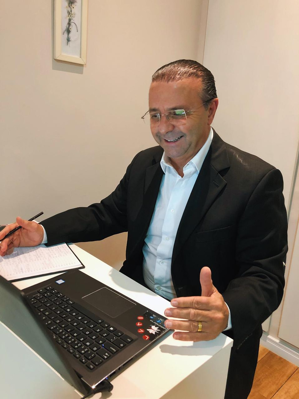 Dr. Urubatan Almeida Ramos durante atendimento empresarial
